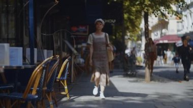 Paris 'te bir kafede yürüyen genç kız.