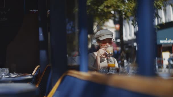 Attraktiv Kvinna Äter Frukost Ett Café Sommaren — Stockvideo