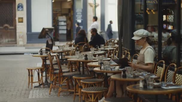 Aantrekkelijke Vrouw Met Een Menu Een Café — Stockvideo