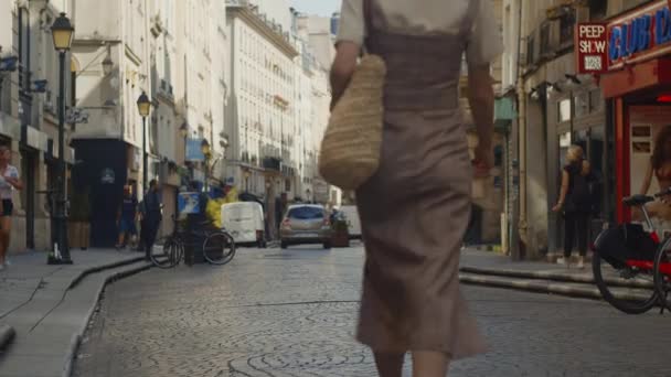 Jong Meisje Wandelend Straten Van Parijs — Stockvideo