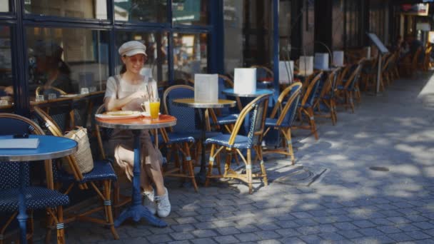 Lächelndes Junges Mädchen Einem Straßencafé Paris — Stockvideo