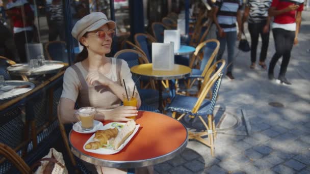 Atractiva Mujer Café Callejero París — Vídeo de stock