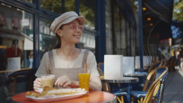 Χαμογελαστή Κοπέλα Που Παίρνει Πρωινό Ένα Καφέ Στο Παρίσι — Αρχείο Βίντεο