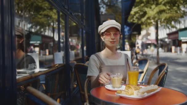 Jovem Turista Tomando Café Manhã Paris França — Vídeo de Stock