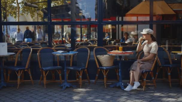 Şehirdeki Bir Kafede Kahvaltı Yapan Çekici Bir Kadın — Stok video