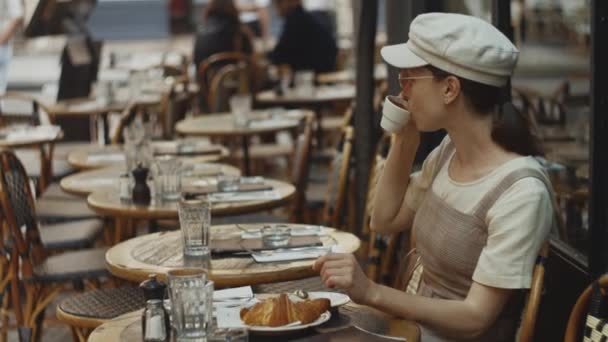 Attraktiv Kvinna Äter Frukost Ett Café Morgonen — Stockvideo