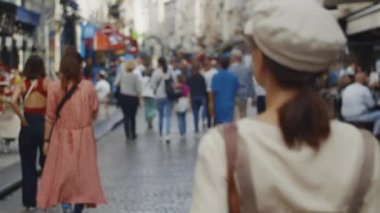 Fransa, Paris 'te bir sokakta yürüyen genç bir turist