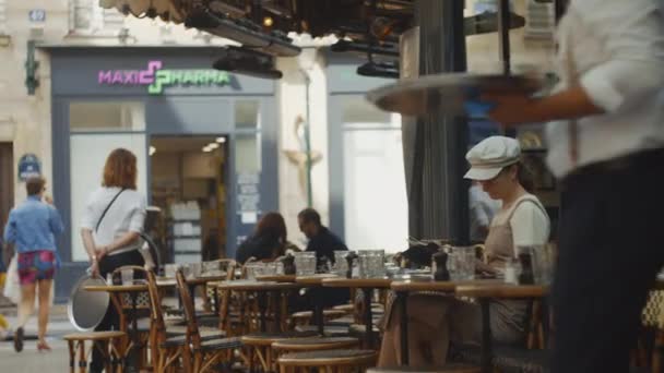 Kelner Przynoszący Jedzenie Klientowi Kawiarni — Wideo stockowe