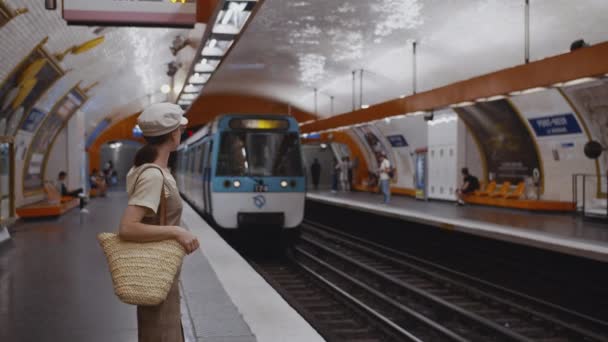 Молодая Девушка Ждет Поезд Метро — стоковое видео
