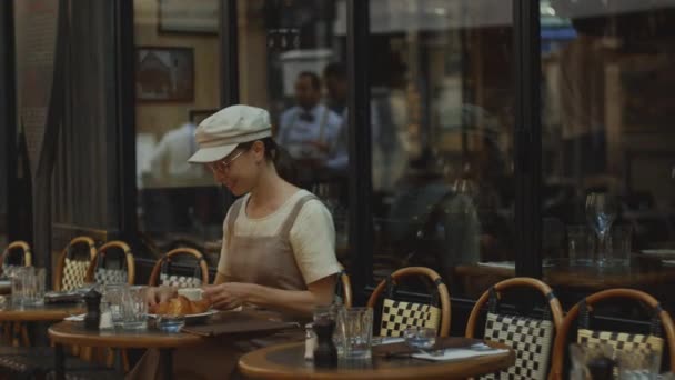 Ung Flicka Dricker Kaffe Ett Café Paris — Stockvideo