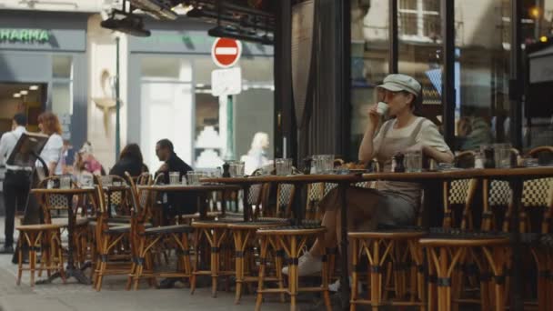 Junges Mädchen Sitzt Morgens Einem Café Paris — Stockvideo