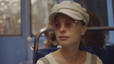 Paris 'te metro vagonunda çekici bir kadın.