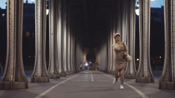 Menina Walkingrunning Paris Noite — Vídeo de Stock
