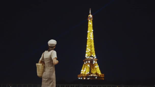 Ung Kvinna Tar Ett Foto Eiffeltornet — Stockvideo