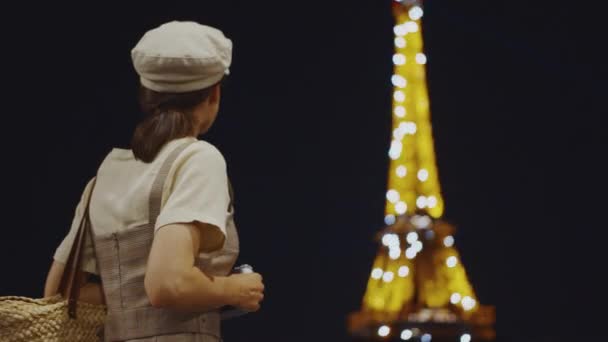 Jeune Photographe Tour Eiffel Nuit — Video