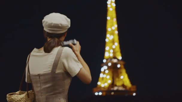 Mujer Joven Brillante Torre Eiffel Por Noche — Vídeo de stock