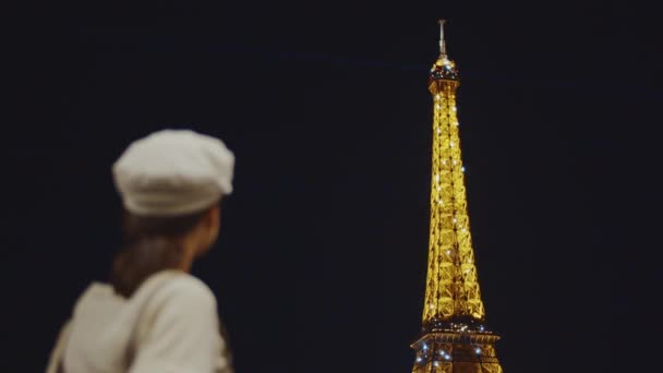 Ung Flicka Ett Glödande Eiffeltorn Paris — Stockvideo