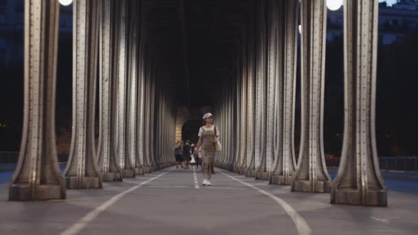 Jovem Caminhando Paris Noite — Vídeo de Stock