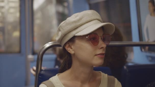 Aantrekkelijke Vrouw Een Metro — Stockvideo