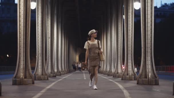 Περπατώντας Νεαρή Κοπέλα Στο Παρίσι Βράδυ — Αρχείο Βίντεο
