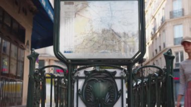 Paris haritasında telefonu olan genç bir turist.