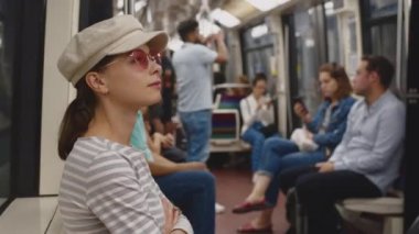 Genç turist Paris, Fransa 'da metroda.