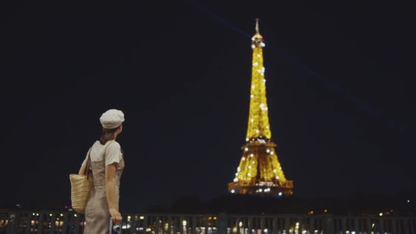 Chica Joven Con Una Cámara Retro Noche Torre Eiffel — Vídeos de Stock