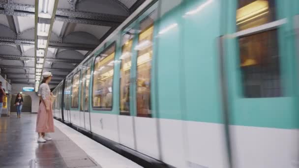 Joven Turista Metro París Francia — Vídeo de stock
