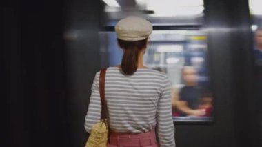 Paris, Fransa 'da bir metro istasyonunda genç bir kız.