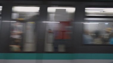 Paris 'te bir metro istasyonunda tren bekleyen genç bir kız.