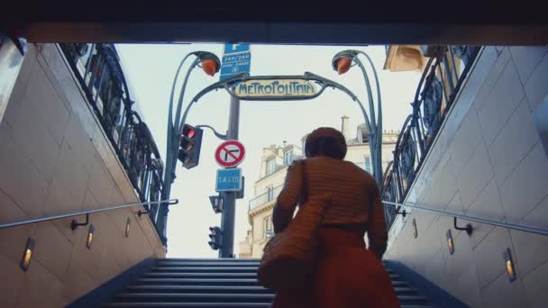 Chica Joven Caminando Los Escalones Del Metro París — Vídeo de stock