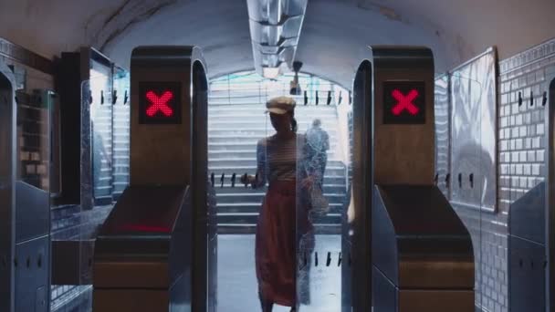 Ung Flicka Passerar Genom Vändningen Tunnelbanan Paris — Stockvideo