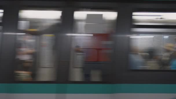 Menina Esperando Por Trem Uma Estação Metrô Paris — Vídeo de Stock