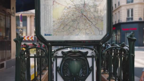 Mulher Bonita Com Telefone Pelo Mapa Paris França — Vídeo de Stock