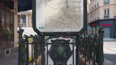 Paris metro istasyonunda telefonu olan çekici bir kadın.