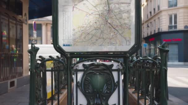 Vakker Dame Med Telefon Metrostasjonen Paris – stockvideo