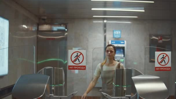 Νεαρή Γυναίκα Περνάει Μια Στροφή Στο Μετρό — Αρχείο Βίντεο