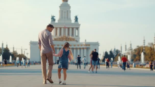 Vater Und Tochter Bei Wdnkh Moskau — Stockvideo