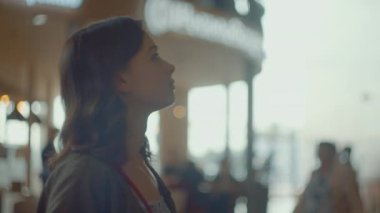 Havaalanındaki panodaki genç kız.