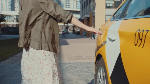 Молода Жінка Відкриває Двері Таксі Відкритому Повітрі — стокове відео