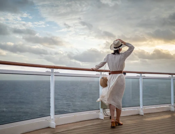 Een Jong Meisje Het Dek Een Zee Cruise — Stockfoto