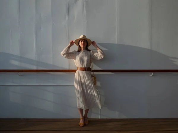 Mujer Joven Vestido Sombrero Por Pared — Foto de Stock