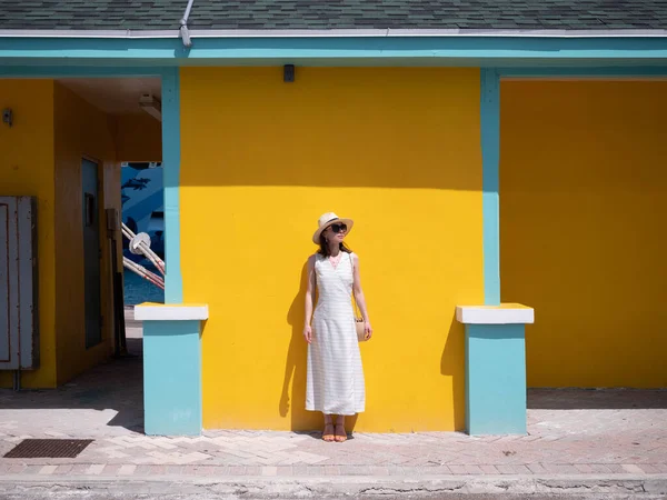 Chica Atractiva Por Pared Color Amarillo Brillante Ciudad — Foto de Stock