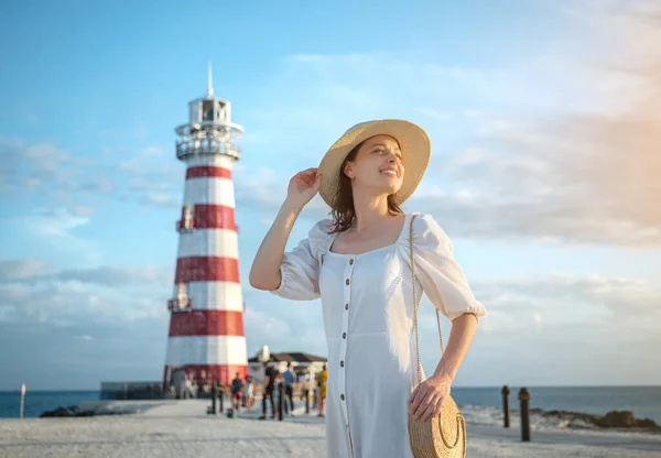 Glimlachende Vrouw Achtergrond Van Een Baken Vakantie — Stockfoto