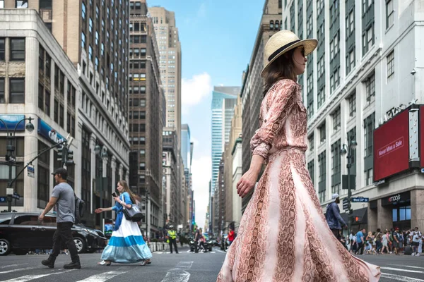 Menina Bonita Rua Nova York Verão — Fotografia de Stock