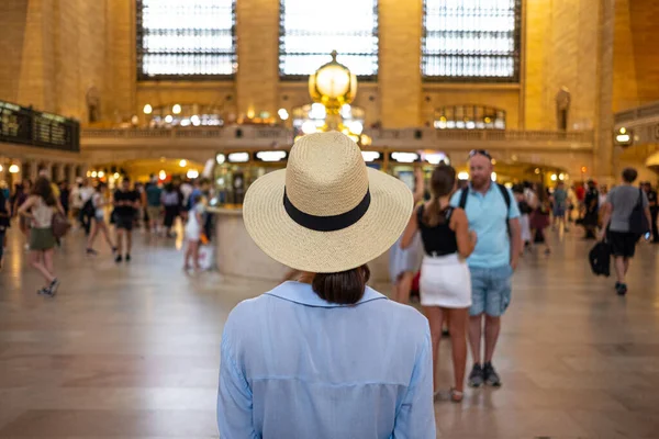 Jovem Turista Usando Chapéu Terminal Central Grant Nyc — Fotografia de Stock