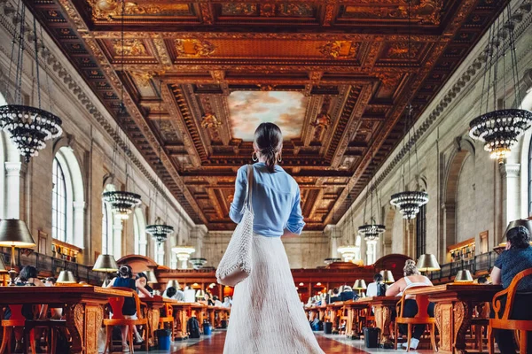 Молодая Девушка Публичной Библиотеке Нью Йорка — стоковое фото