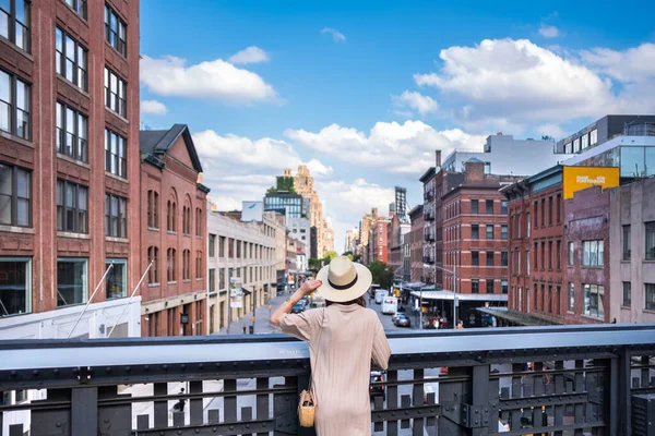 Young Girl Bridge High Line Park Nyc — Stock Photo, Image