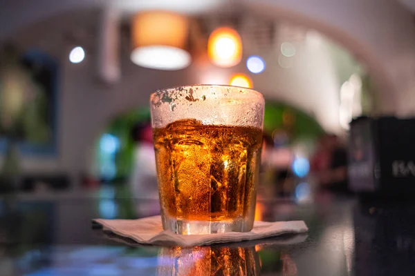 Κρύα Ποτά Ένα Ποτήρι Στο Μπαρ Κοντινό Πλάνο — Φωτογραφία Αρχείου