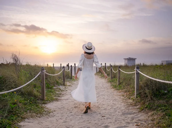 朝ビーチで白いドレスを着た若い女の子 — ストック写真